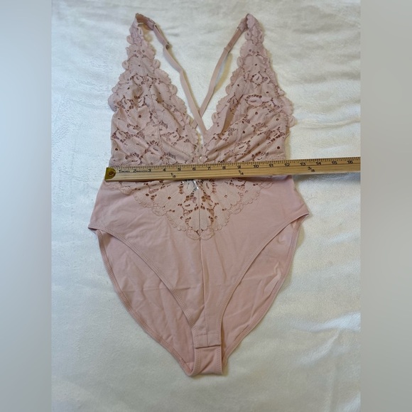 Forever 21 Blush Lace Bodysuit Size Large - Picture 5 of 6